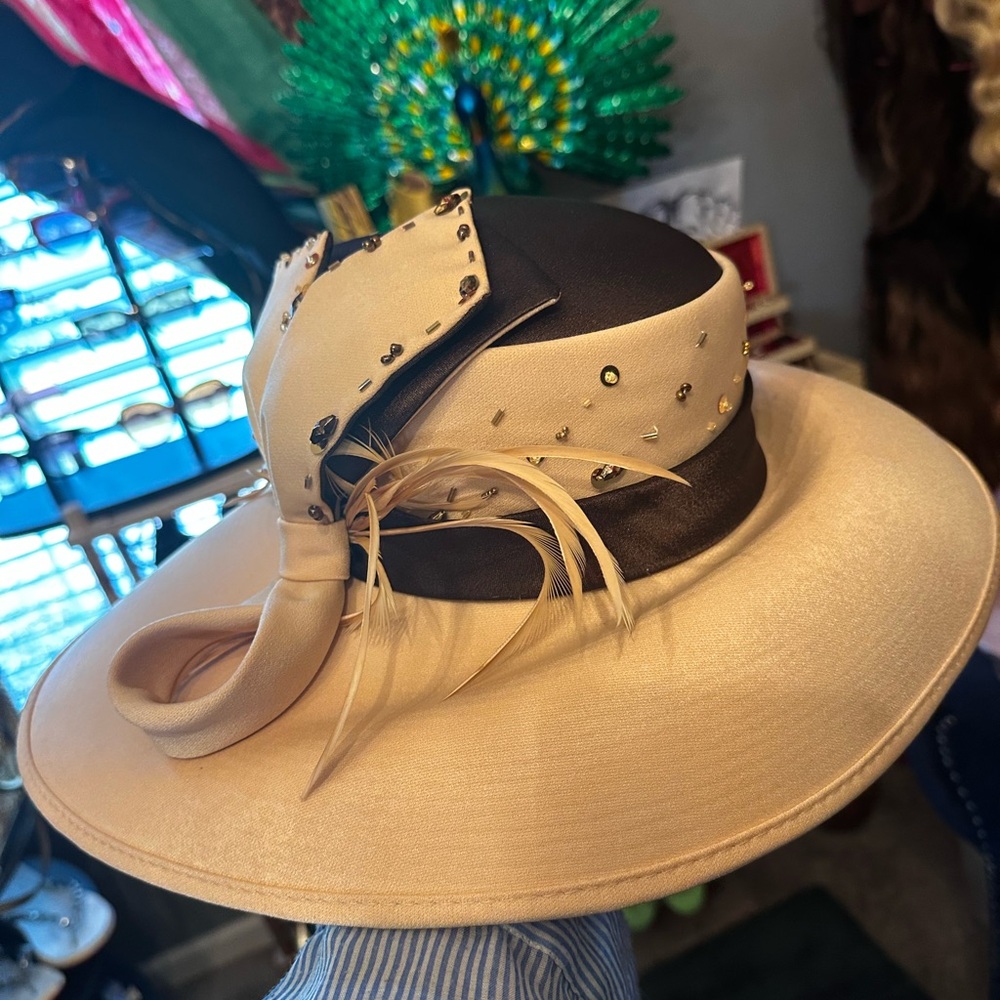 Elegant Cream and Brown Women's Hat and matching clutch (2pc) and hat box